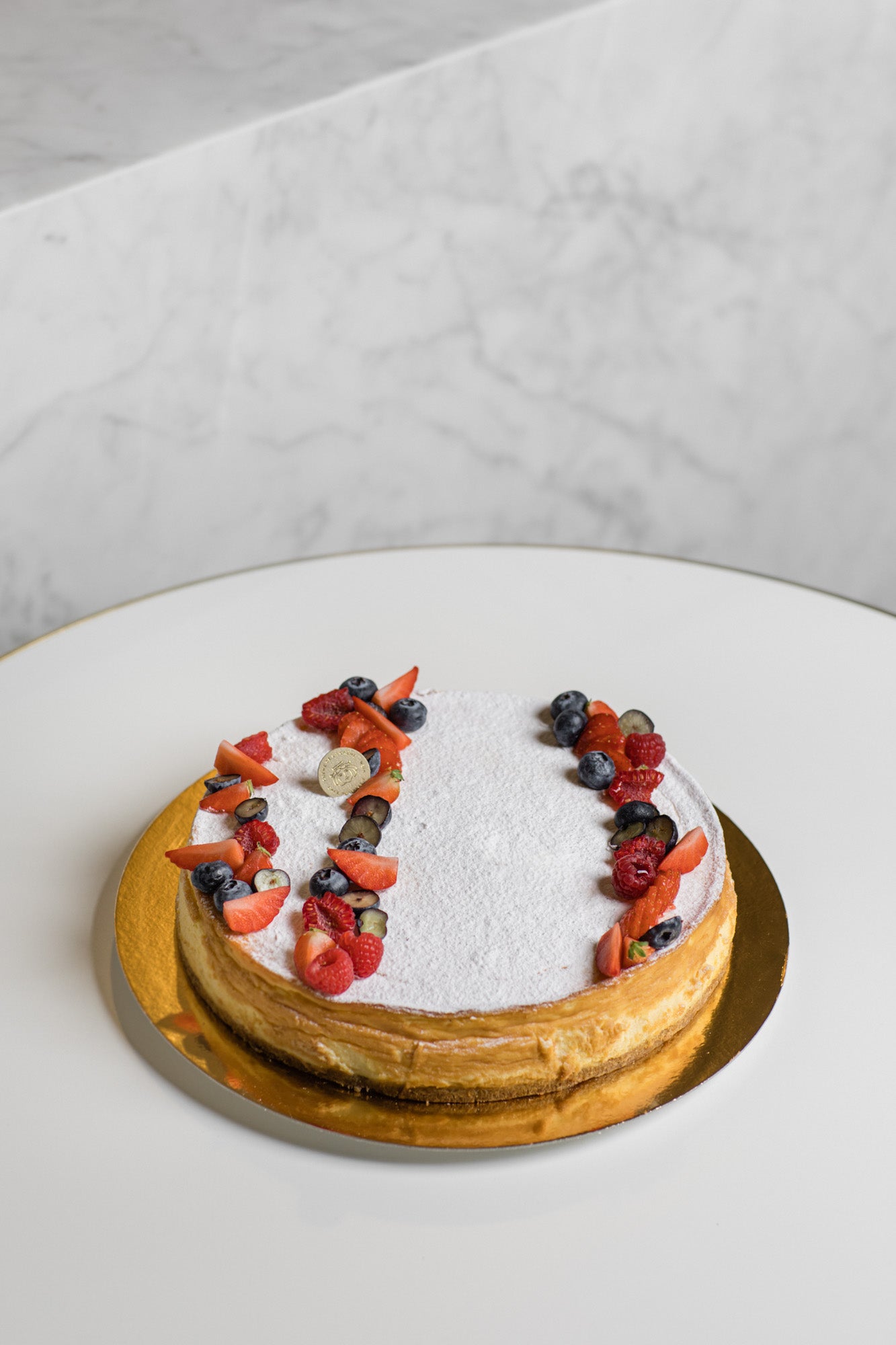 Ganze Torte "Gebackene Topfentorte"