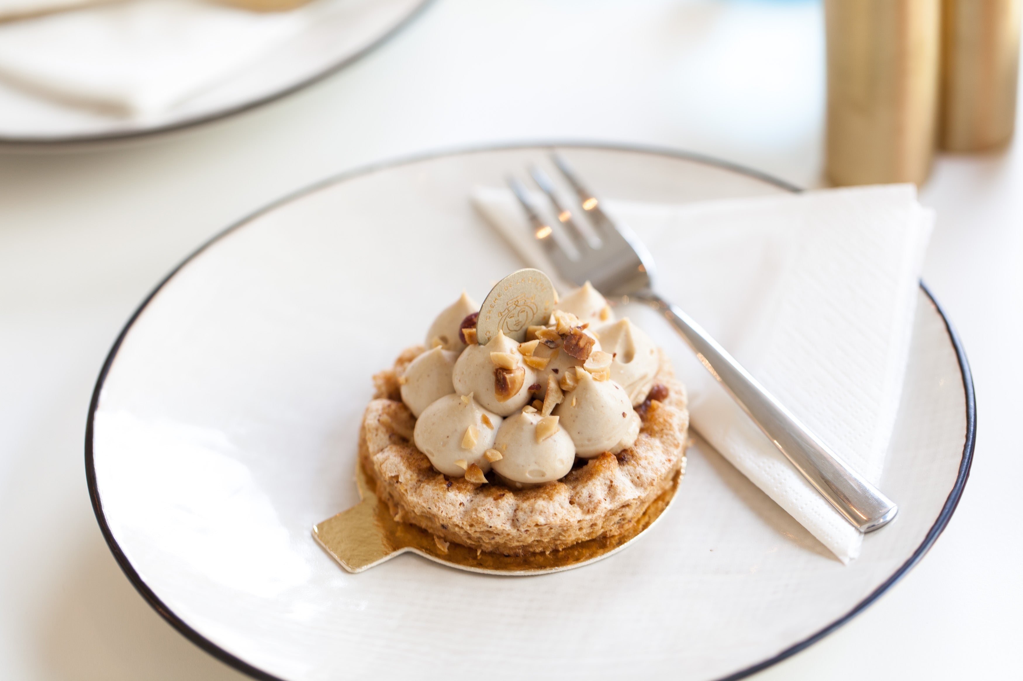 Ganze Torte "Haselnuss Dacquoise"