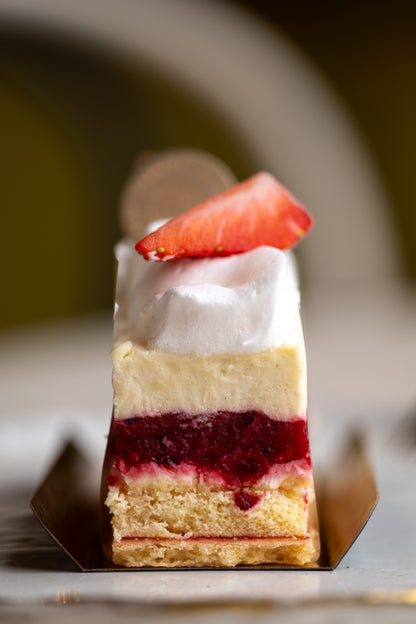 Kuchenstück Ribisel-Himbeer-Schaumschnitte
