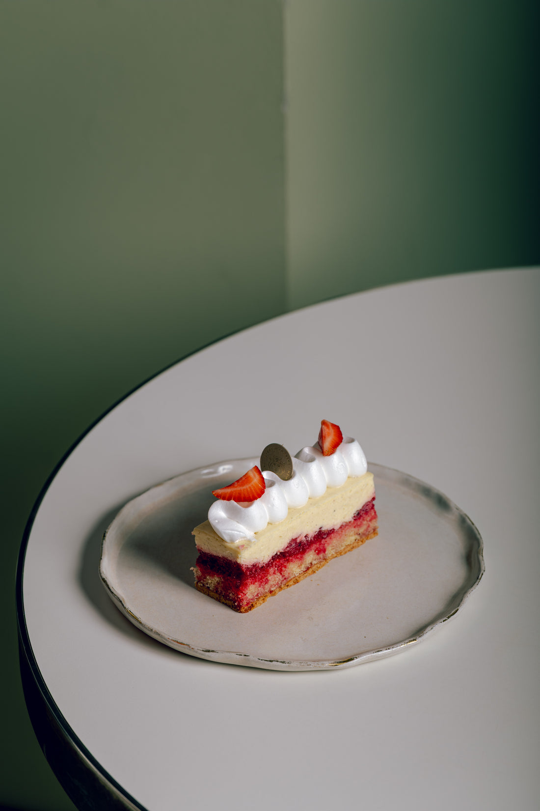 Kuchenstück Ribisel-Himbeer-Schaumschnitte