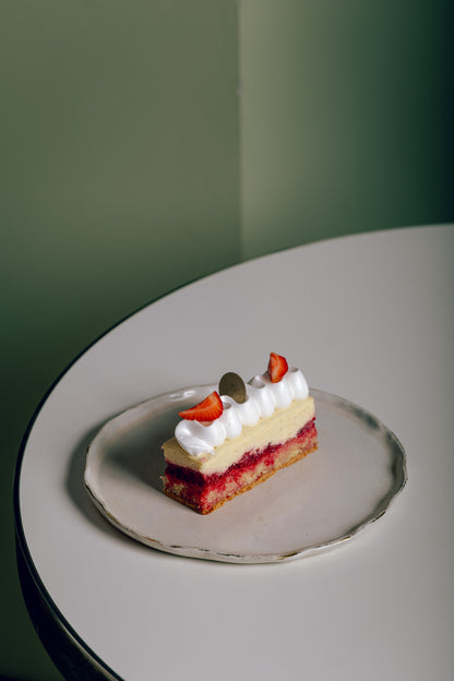 Kuchenstück Ribisel-Himbeer-Schaumschnitte