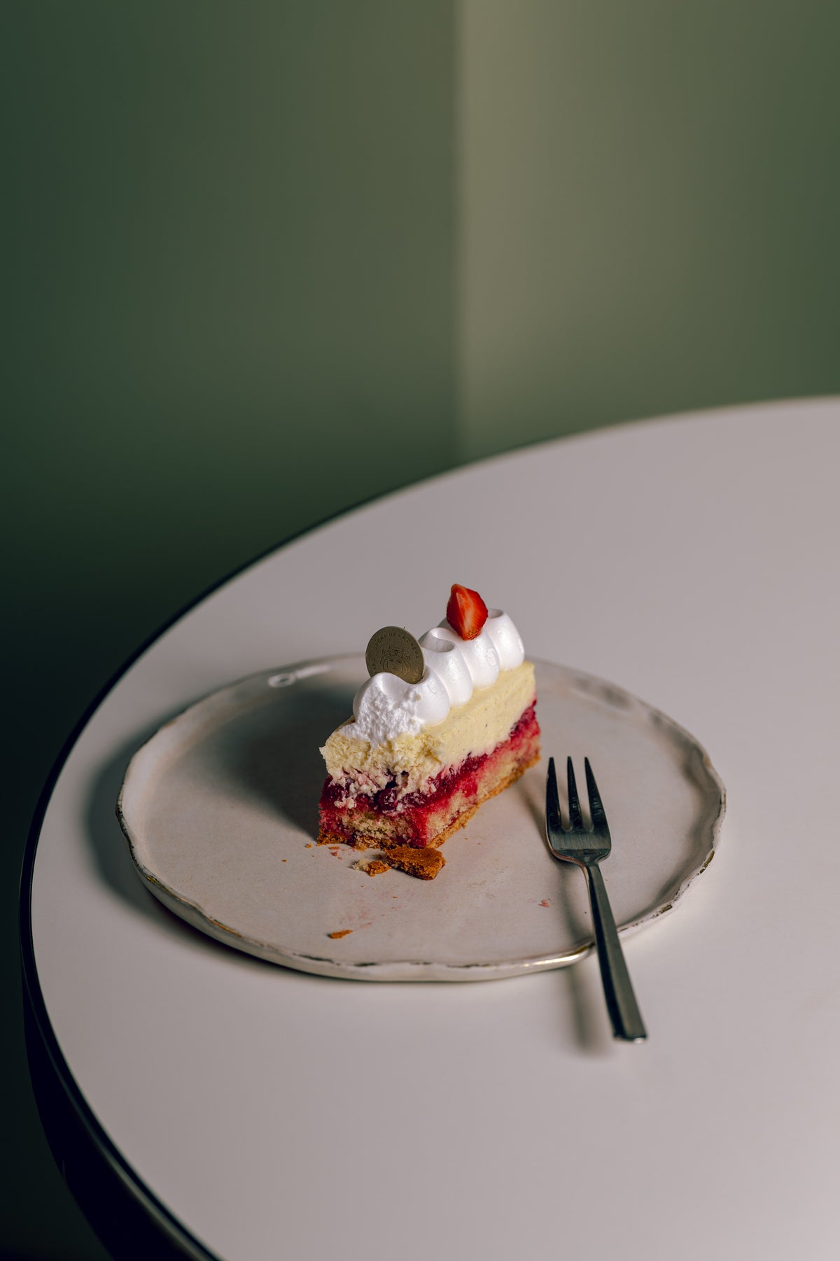 Kuchenstück Ribisel-Himbeer-Schaumschnitte