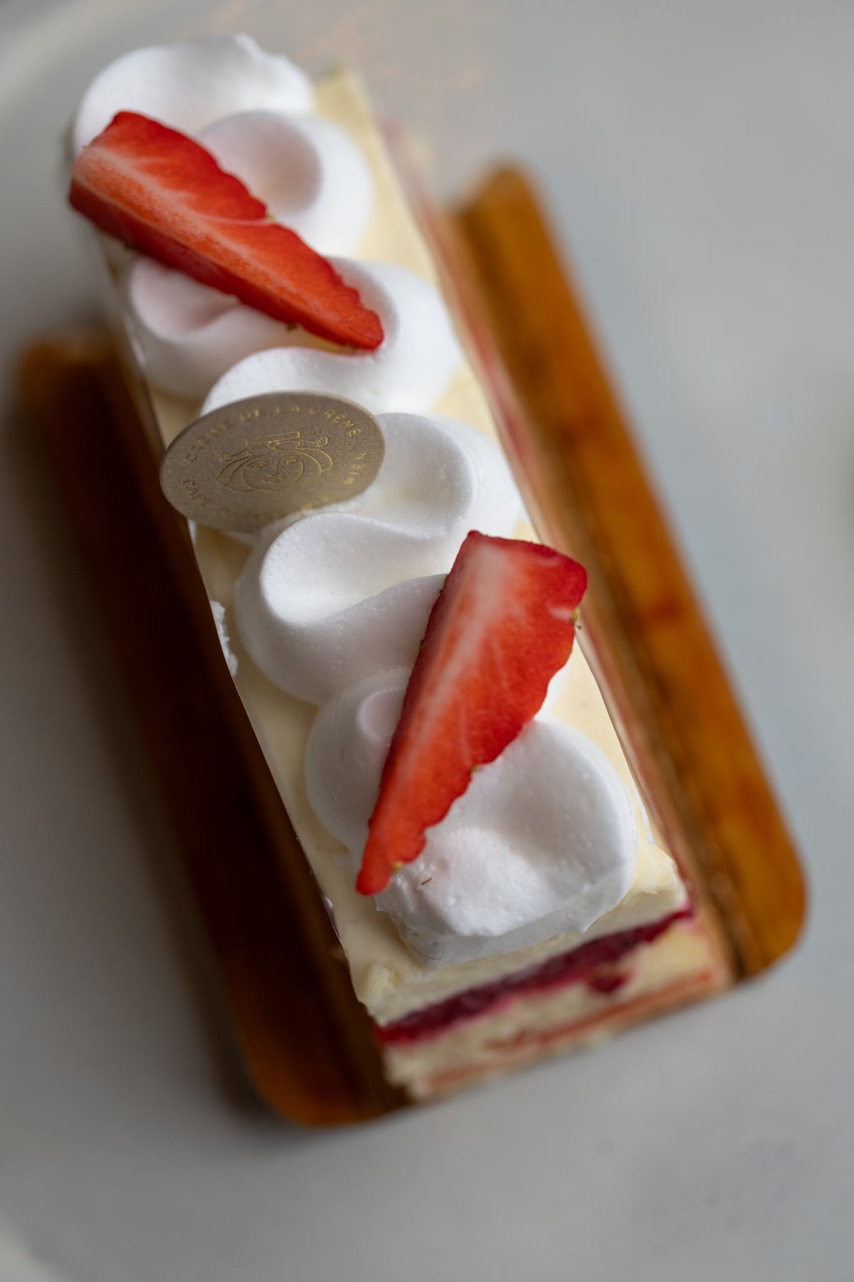 Kuchenstück Ribisel-Himbeer-Schaumschnitte