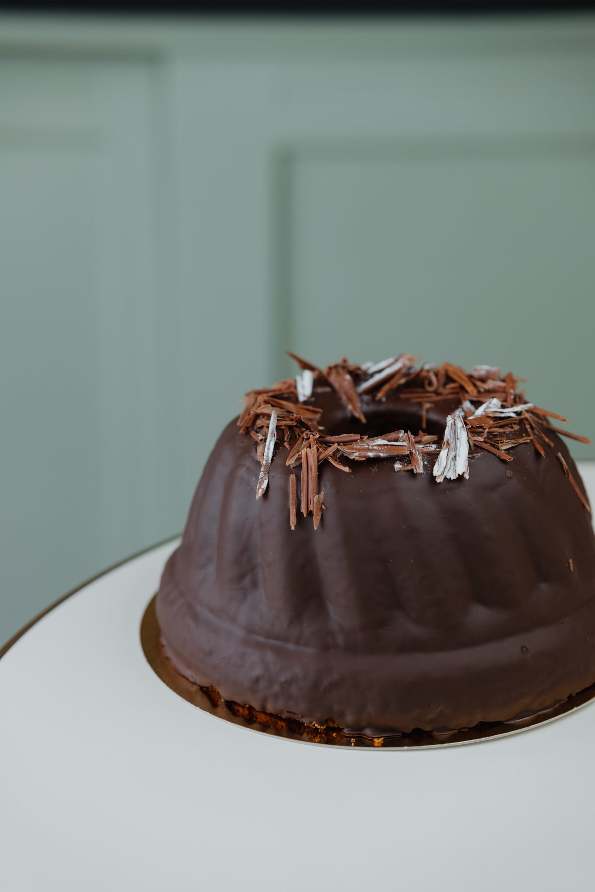 Ganzer Kuchen Ameisenguglhupf mit Schokolade und Eierlikör