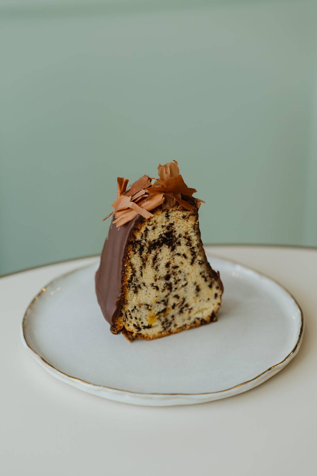 Ganzer Kuchen Ameisenguglhupf mit Schokolade und Eierlikör