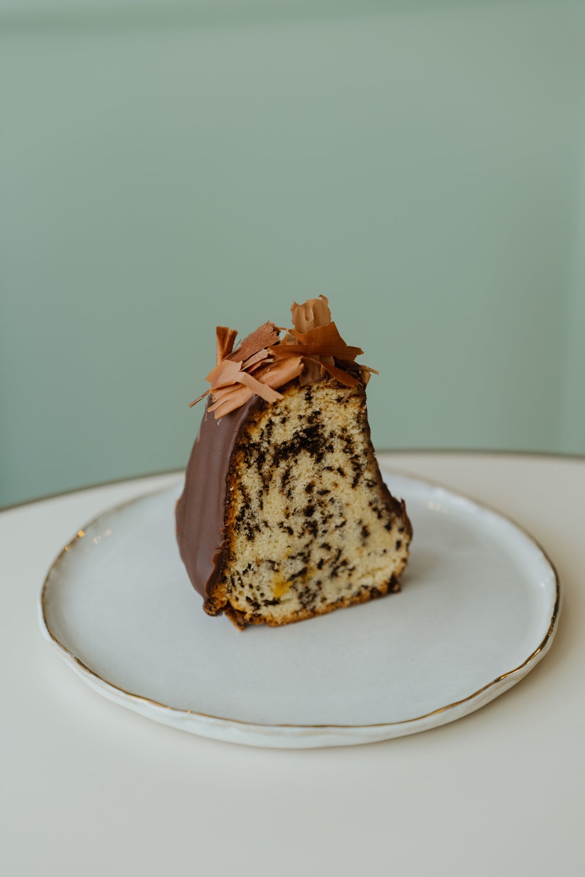 Ganzer Kuchen Ameisenguglhupf mit Schokolade und Eierlikör