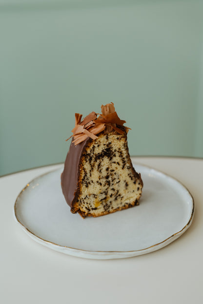 Ganzer Kuchen Ameisenguglhupf mit Schokolade und Eierlikör