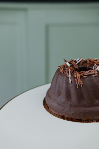 Ganzer Kuchen Ameisenguglhupf mit Schokolade und Eierlikör
