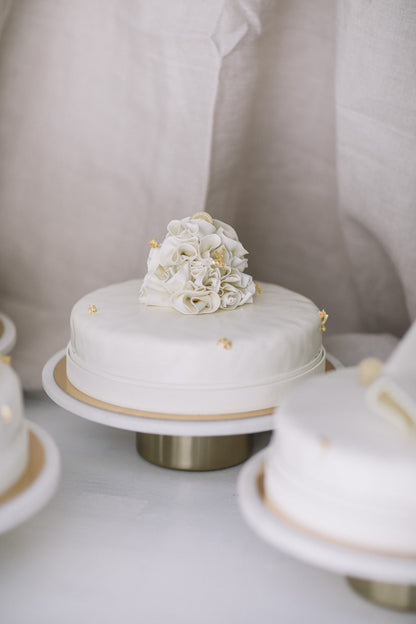 Hochzeitstorte mit Blütendekoration