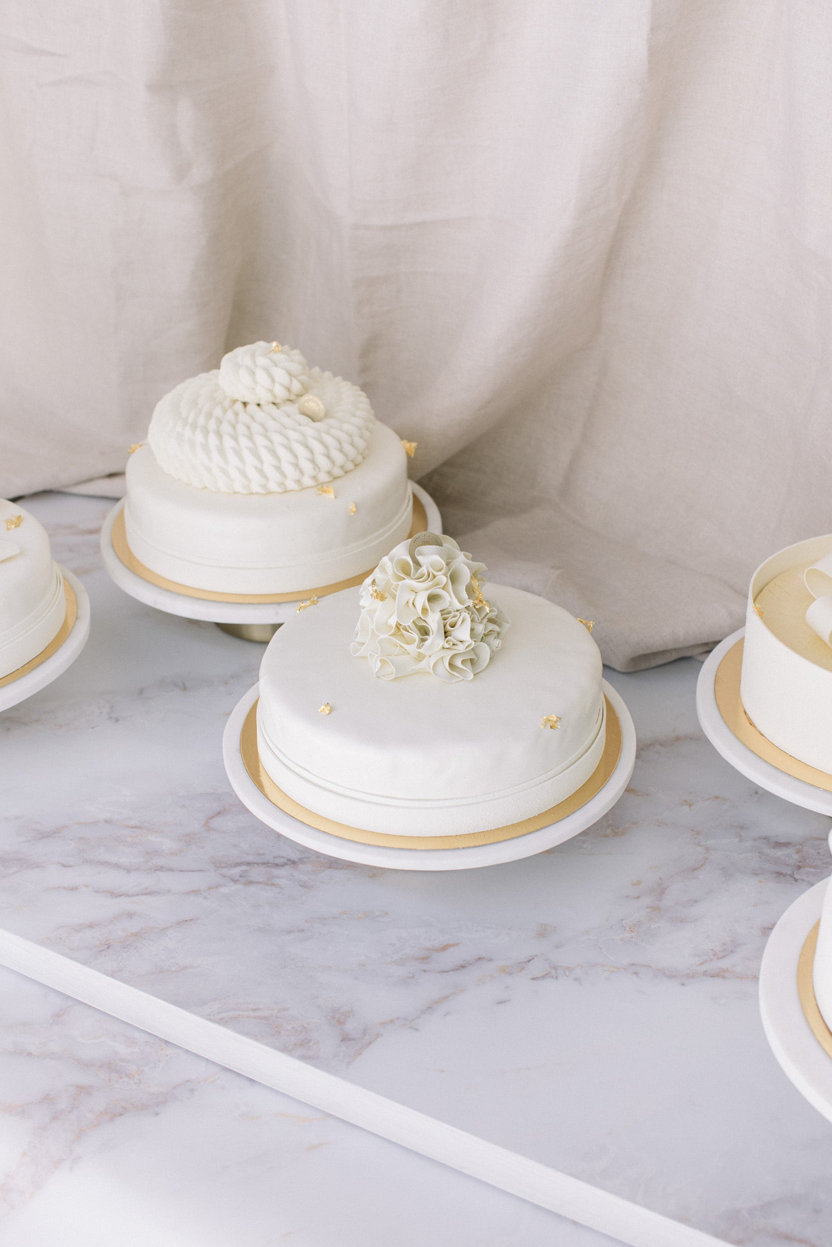 Hochzeitstorte mit Blütendekoration