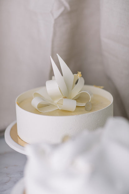 Hochzeitstorte mit Schleifendekoration