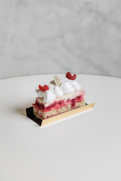 Kuchenstück "Ribisel-Himbeer-Schaumschnitte"