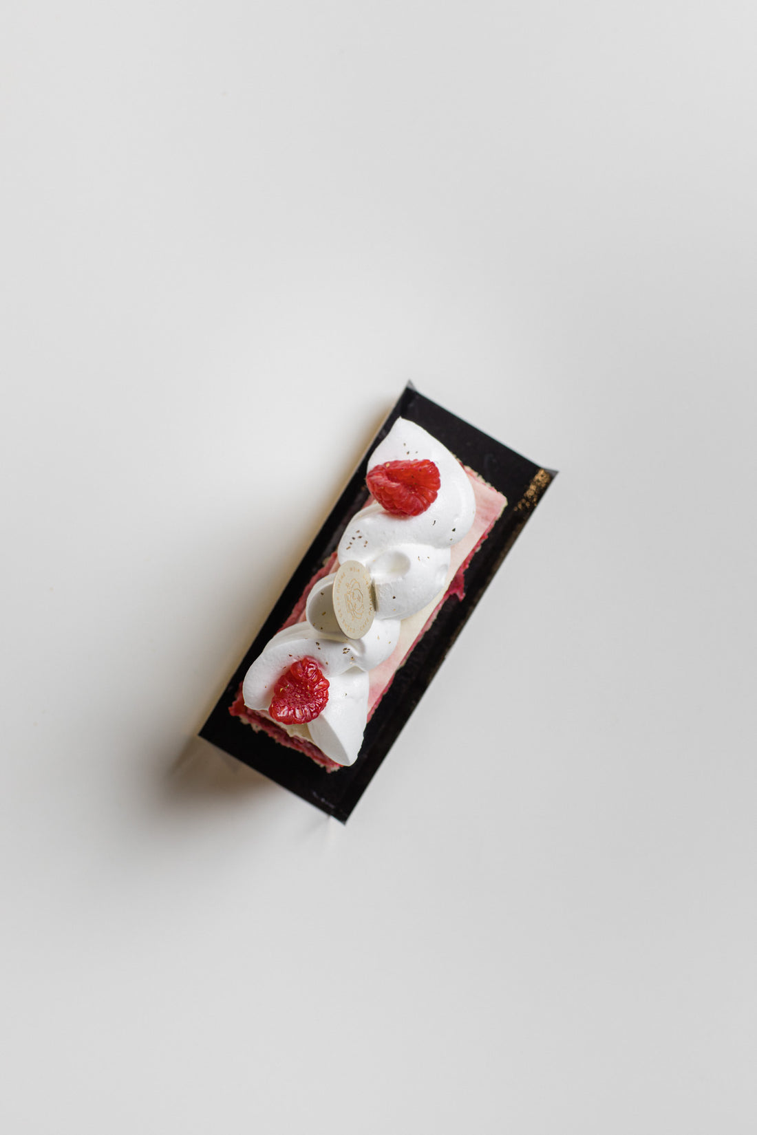 Kuchenstück "Ribisel-Himbeer-Schaumschnitte"