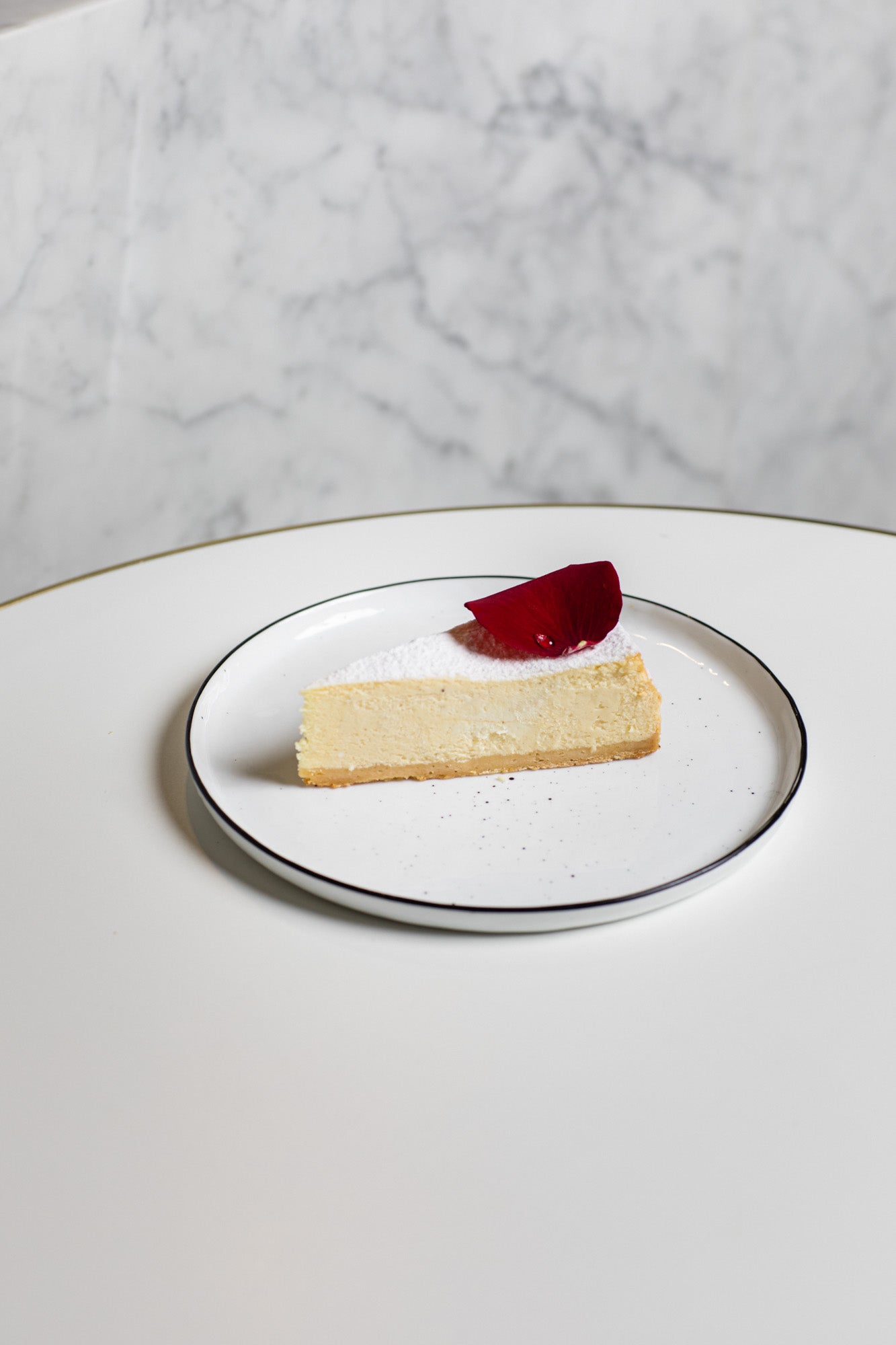 Ganze Torte "Gebackene Topfentorte"