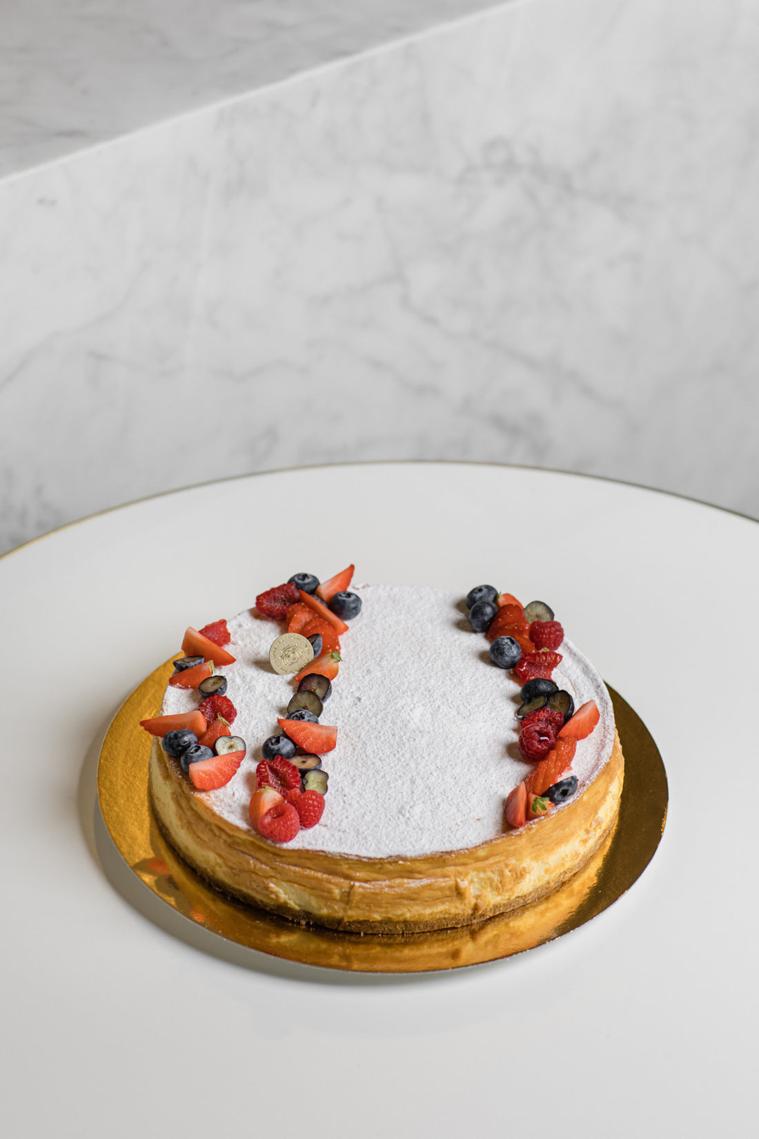 Ganze Torte "Gebackene Topfentorte"