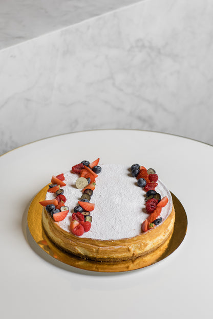 Ganze Torte "Gebackene Topfentorte"