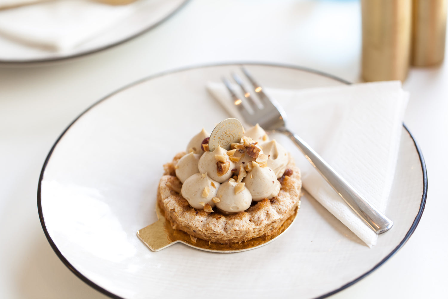 Ganze Torte "Haselnuss Dacquoise"